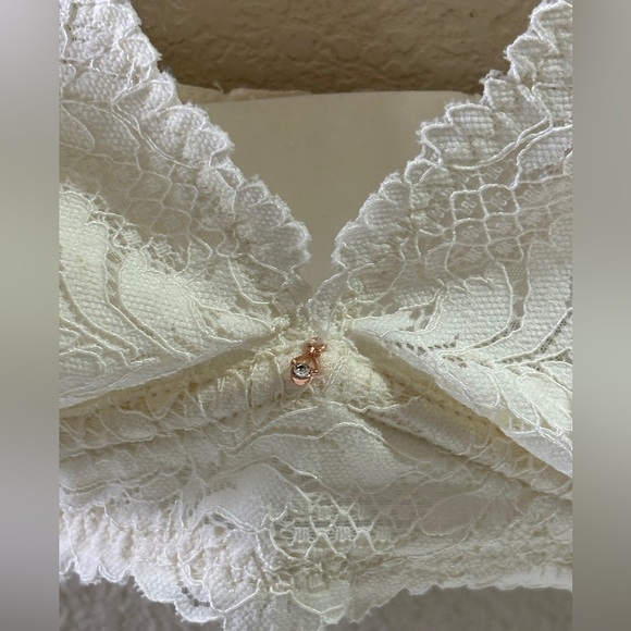 Le Mystere Buttercream White Lace Allure Convertible Plunge Bra 32DD - Picture 3 of 12